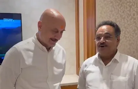 अनुपम खेर की समिक भट्टाचार्य से मुलाकात, BJP नेता बोले — चुनाव में देने पड़ते हैं ऐसे 'पंच'
