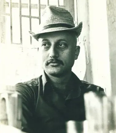 अनुपम खेर ने शेयर कीं 1981 के पहले पोर्टफोलियो की तस्वीरें, बोले — 'सूटकेस में सपने, दिल में विश्वास'