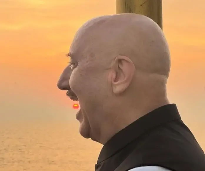 क्या अनुपम खेर ने सोशल मीडिया पर सूर्य के साथ तस्वीर शेयर कर क्रिएटिविटी का परिचय दिया?