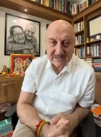 क्या अनुपम खेर स्विट्जरलैंड से लौटते ही सतीश शाह के घर पहुंचे?