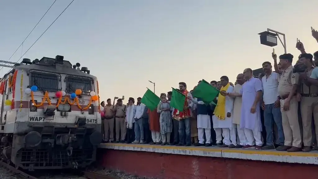 Anurag Thakur flags Gurumukhi Express from Una to Kolkata