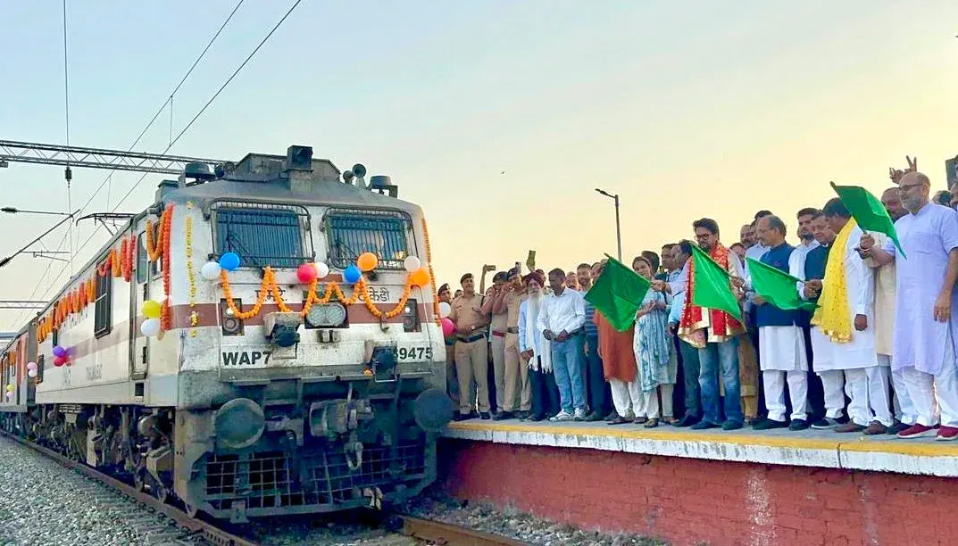 Anurag Thakur flags off Gurumukhi Superfast Express from Himachal