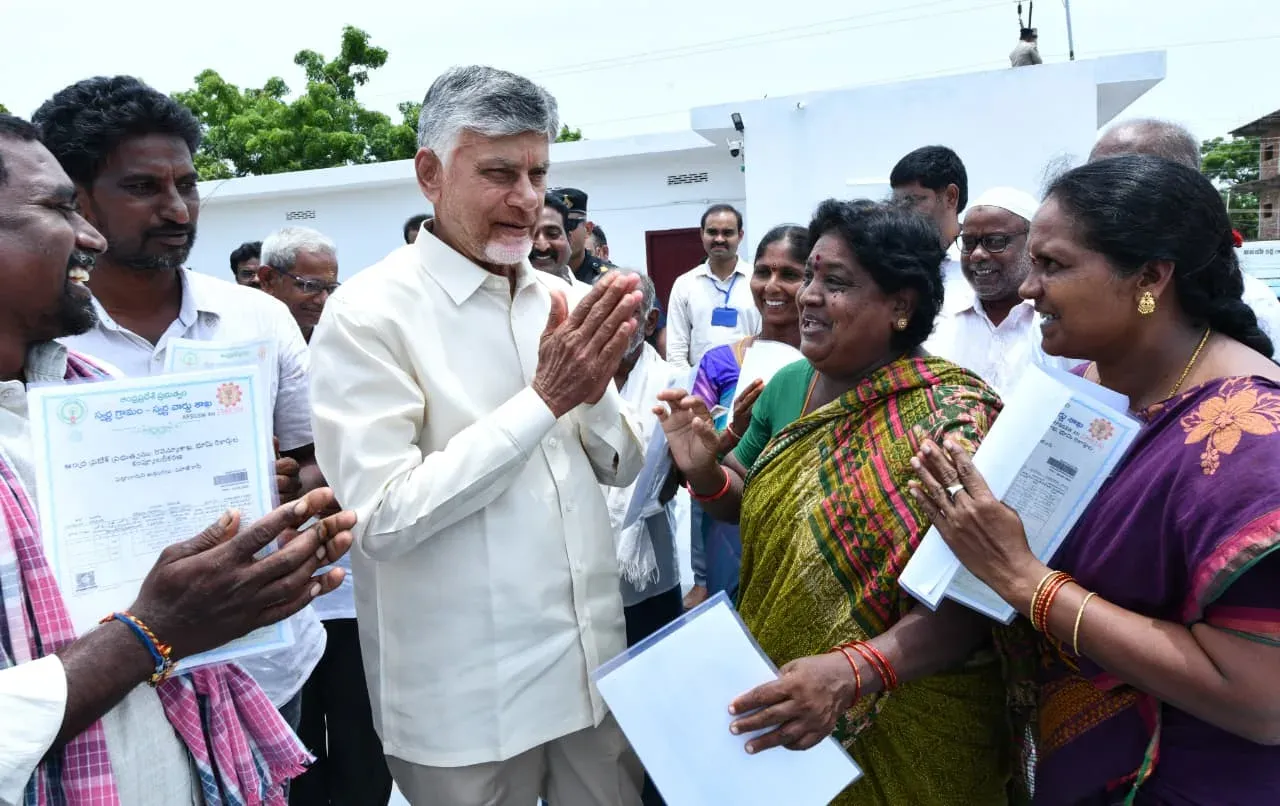 AP CM Chandrababu Meets Farmers, Orders Land Fix in Kalidindi