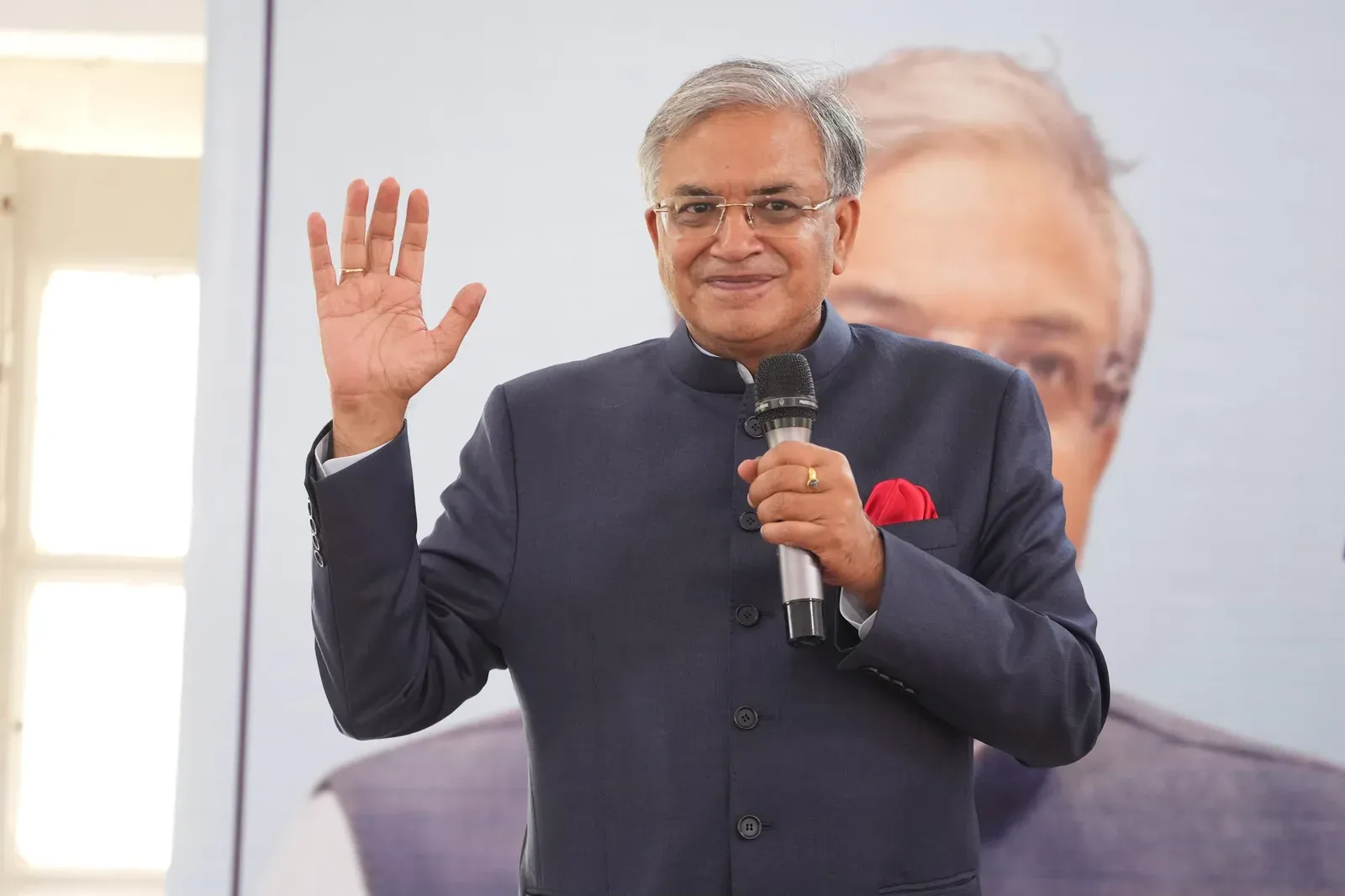 मुख्य निर्वाचन आयुक्त ज्ञानेश कुमार पहुंचे अपने पुराने स्कूल, छात्रों को दिया लोकतंत्र और मतदान का पाठ