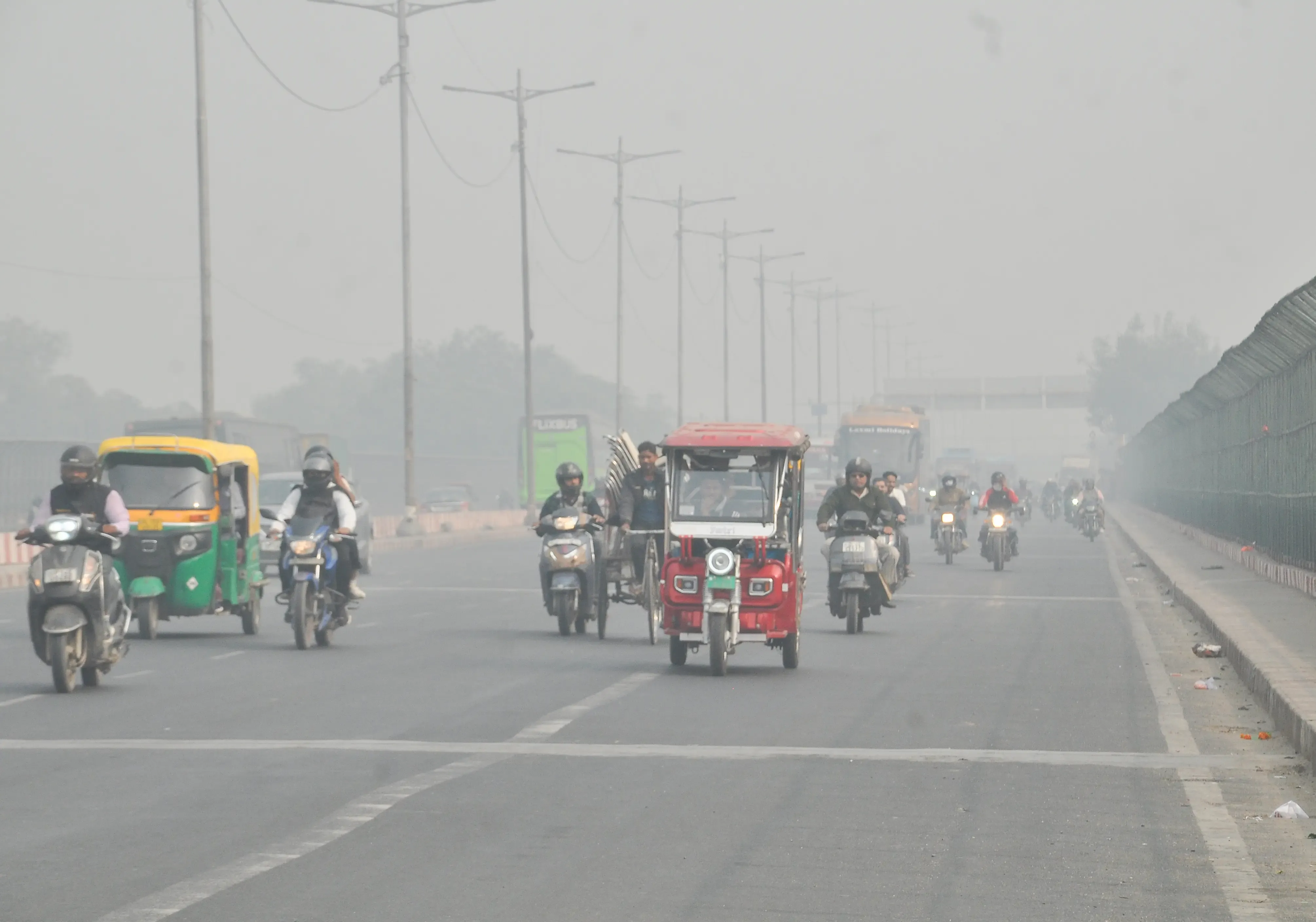 क्या दिल्ली-एनसीआर में एक्यूआई 450 के पार, लोगों का सांस लेना हो गया है दूभर?