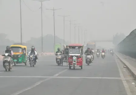 दिल्ली-एनसीआर में एक्यूआई 450 के पार, लोगों का सांस लेना दूभर