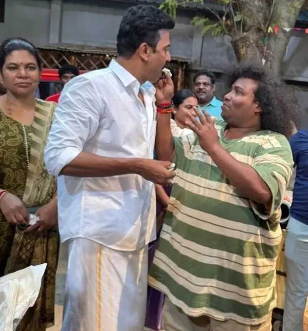 समुथिरकानी का जन्मदिन 'अरासन' सेट पर धूमधाम से मनाया, योगी बाबू ने खिलाया केक