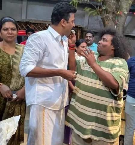 'अरासन' के सेट पर मनाया गया समुथिरकानी का जन्मदिन, अभिनेता को केक खिलाते दिखे योगी बाबू