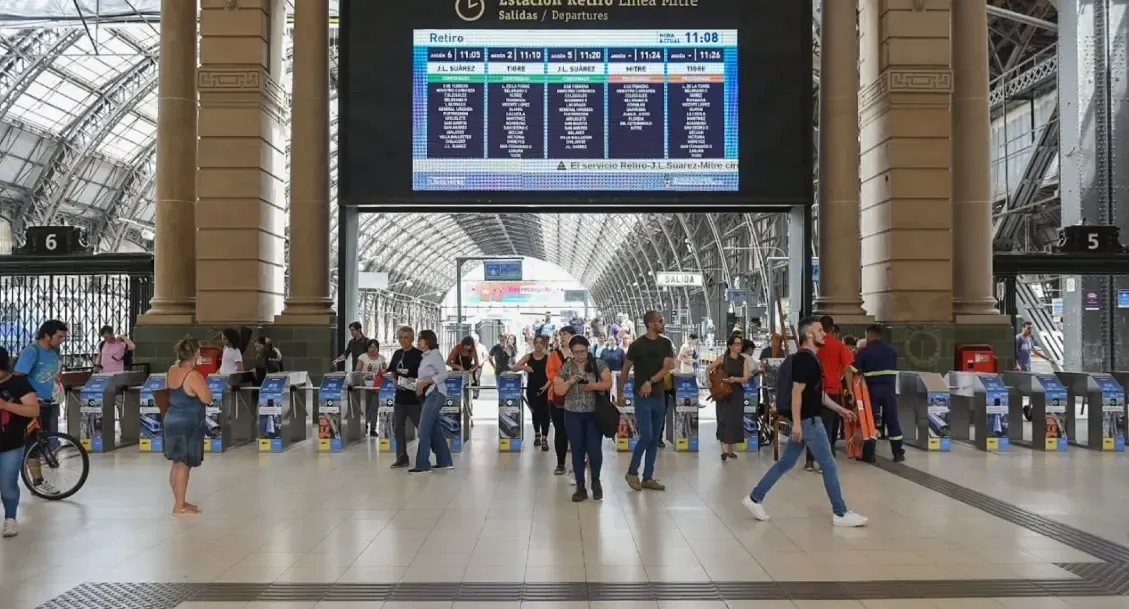 Argentine Railway Workers Stage Strike for Wage Increases