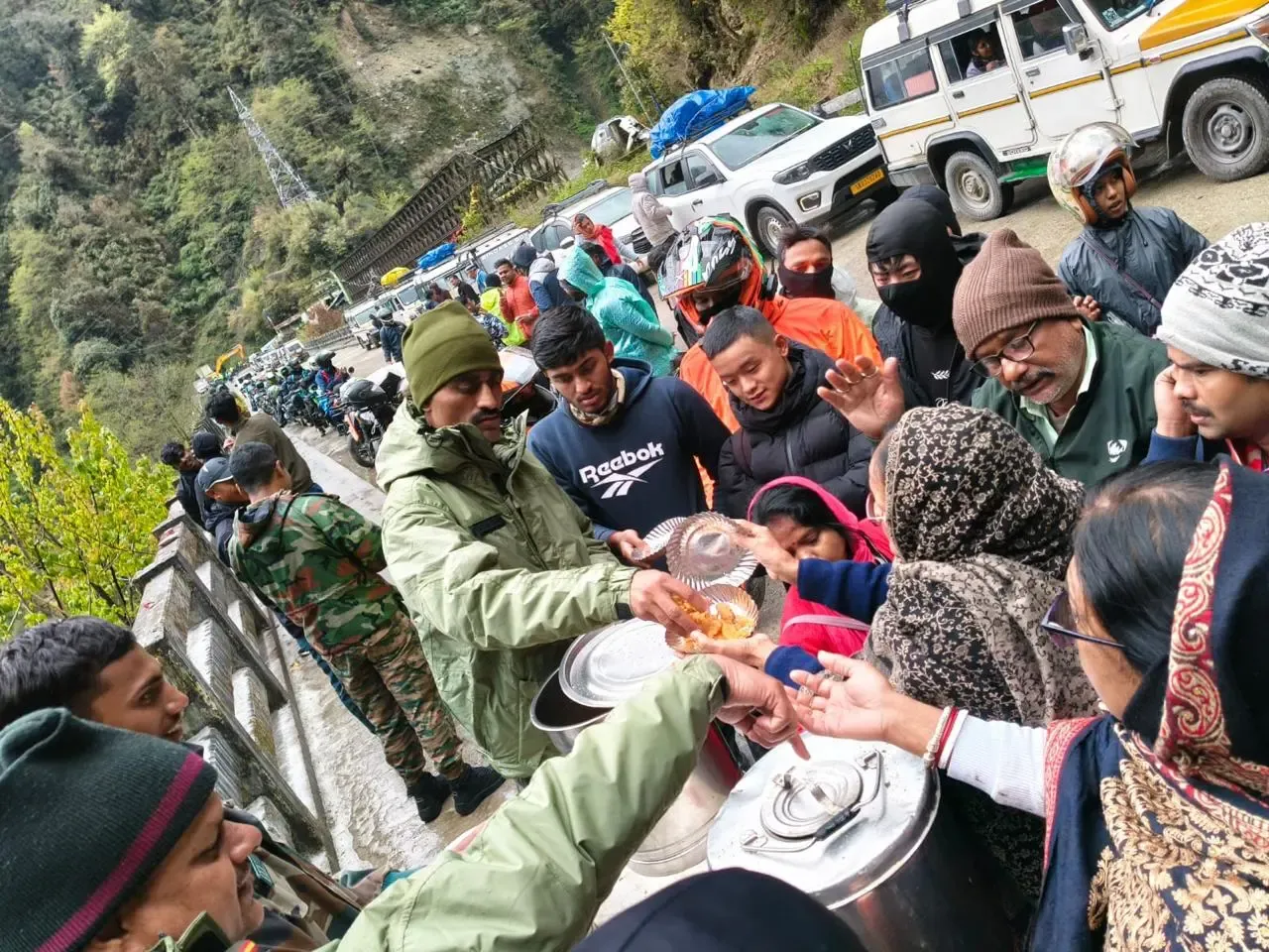 Indian Army Successfully Evacuates 1,321 Tourists and 84 Locals from North Sikkim After Landslides