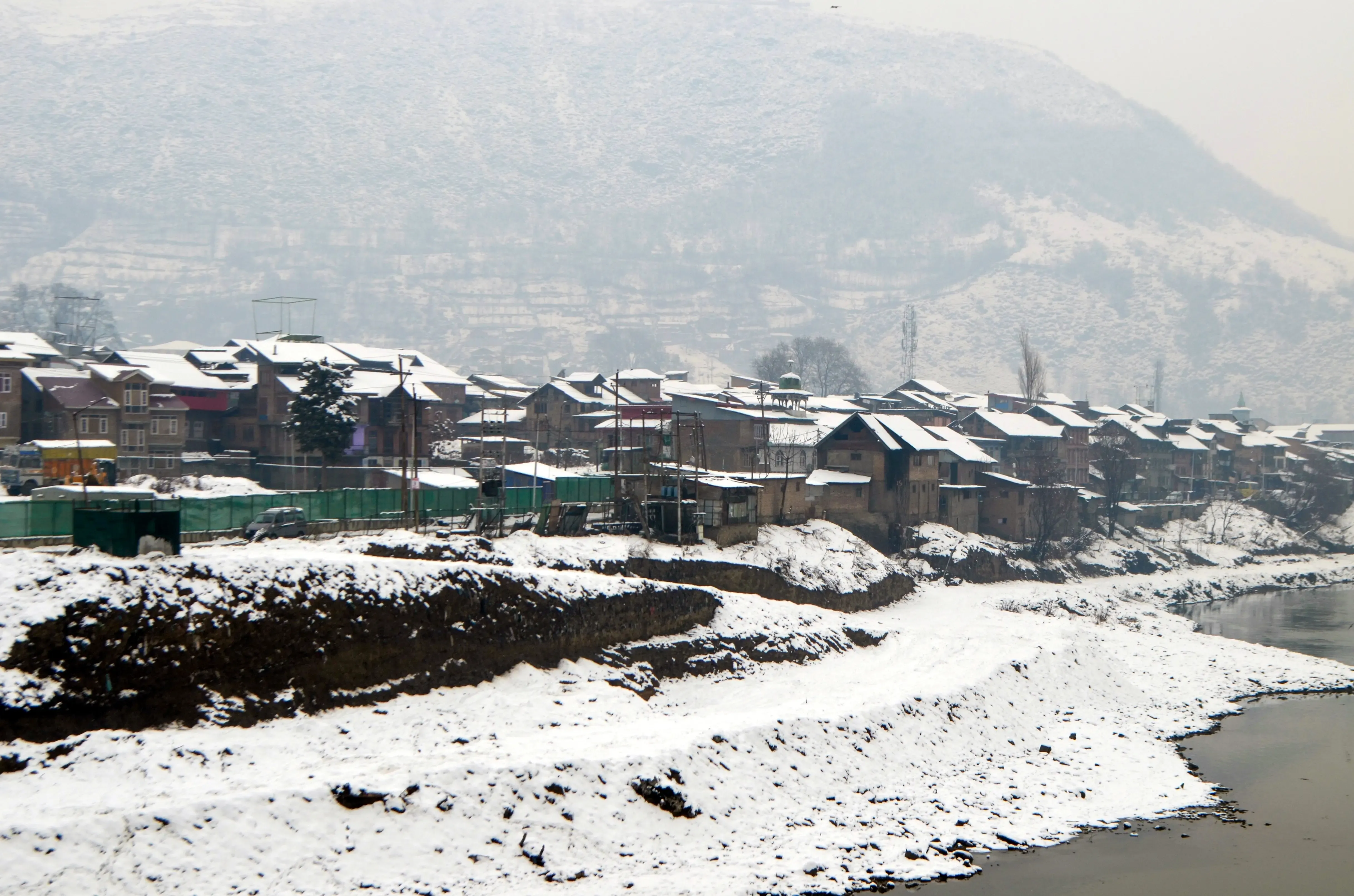Indian Army's Rapid Response Aids Stranded Tourists During Intense Snowfall in Kashmir