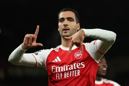 How did Arsenal defeat Brentford while Leeds surprised Chelsea in the Premier League?
