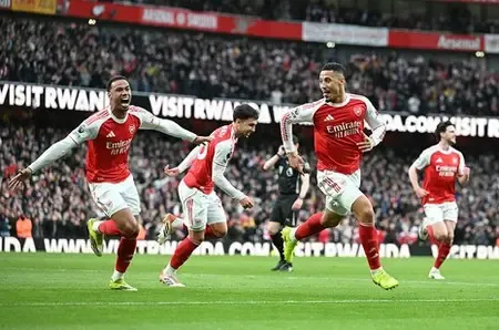 Arsenal Secures Victory Over Chelsea, Maintains Premier League Lead