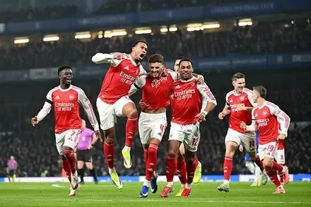 How Did Arsenal Secure a Narrow Lead Over Chelsea?
