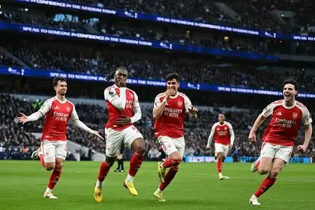 Arsenal Dominates Tottenham to Maintain Premier League Lead