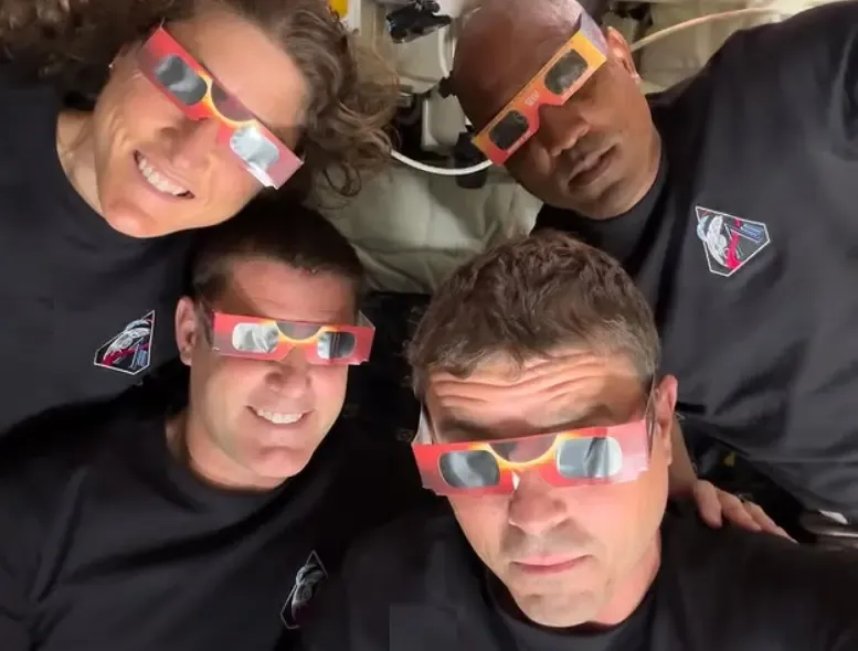 आर्टेमिस II: सूर्य ग्रहण के दौरान अंतरिक्ष यात्रियों ने पहने विशेष 'सोलर व्यूइंग ग्लासेज', जानें क्यों है ये जरूरी