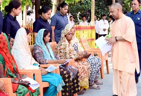 आर्थिक सहायता हो या आवास, सरकार हर जरूरत पर खड़ी है साथ : सीएम योगी