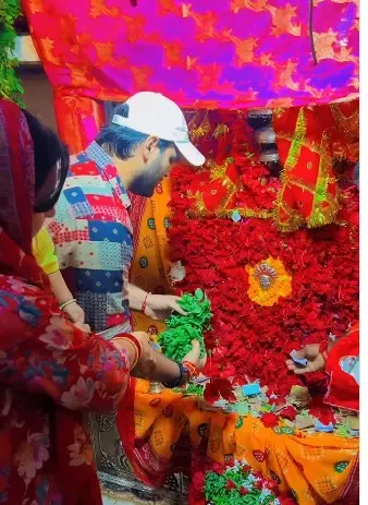 अरविंद अकेला कल्लू ने अदलपुरा शीतला मैया के किए दर्शन