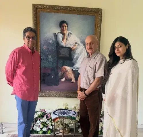 अनुपम खेर ने आशा भोसले के घर जाकर दी श्रद्धांजलि, सन्नाटे में गूंजती रही गायिका की आवाज