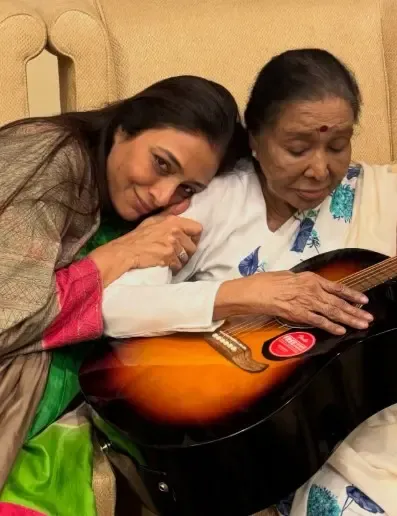 तब्बू को आशा भोसले ने दिया अनमोल गिफ्ट, अभिनेत्री बोलीं- 'अपनी खुशी शब्दों में नहीं कह सकती'