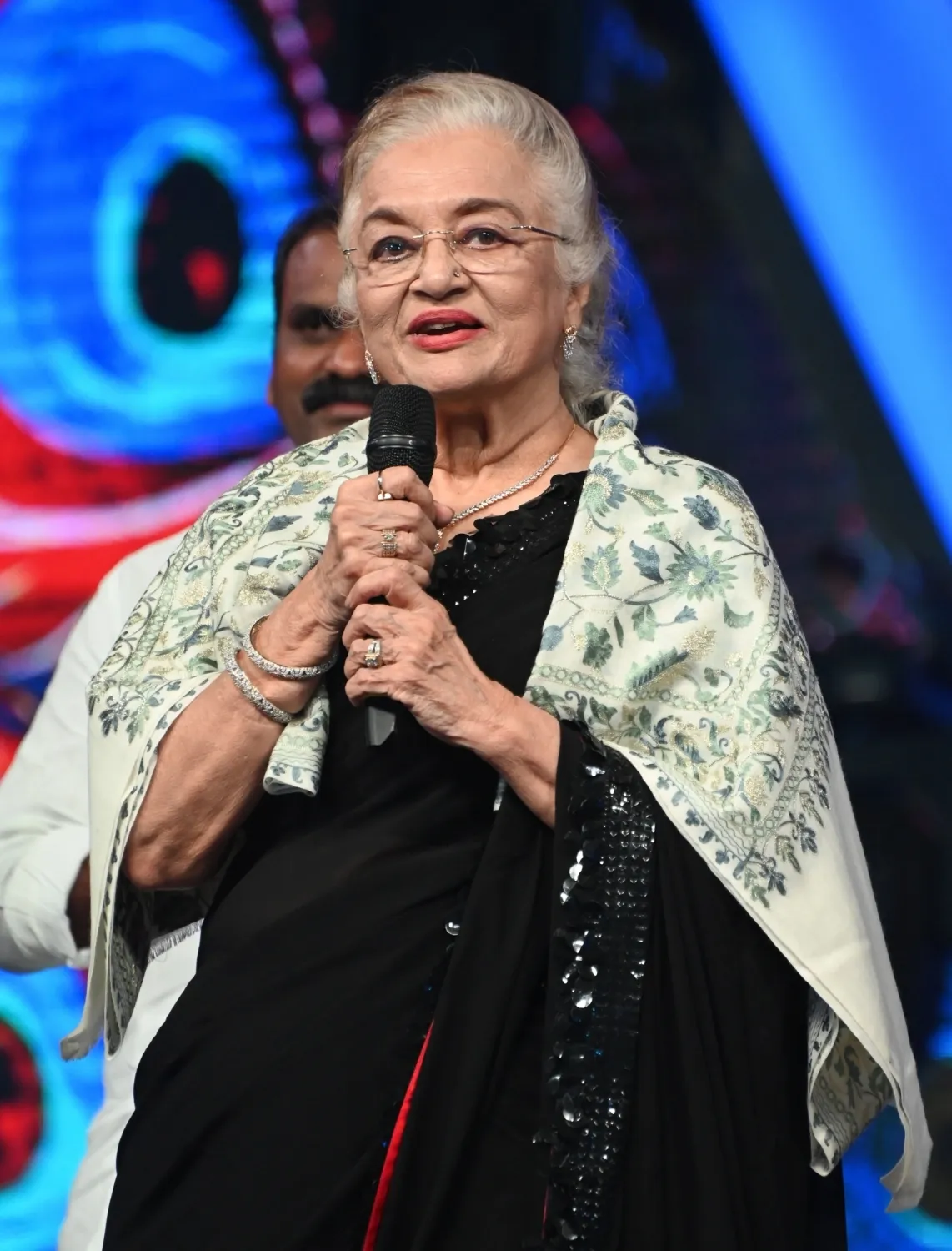 Did Asha Parekh Pay Her Respects at Dharmendra's Home?