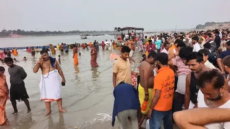 आषाढ़ अमावस्या पर त्रिवेणी संगम में उमड़ी श्रद्धालुओं की भीड़, पितरों की शांति के लिए किए अनुष्ठान
