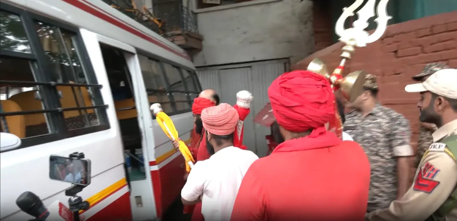 छड़ी मुबारक पहलगाम पहुंची: गुरु पूर्णिमा पर 4.25 लाख श्रद्धालुओं ने किए दर्शन, शांति की अरदास