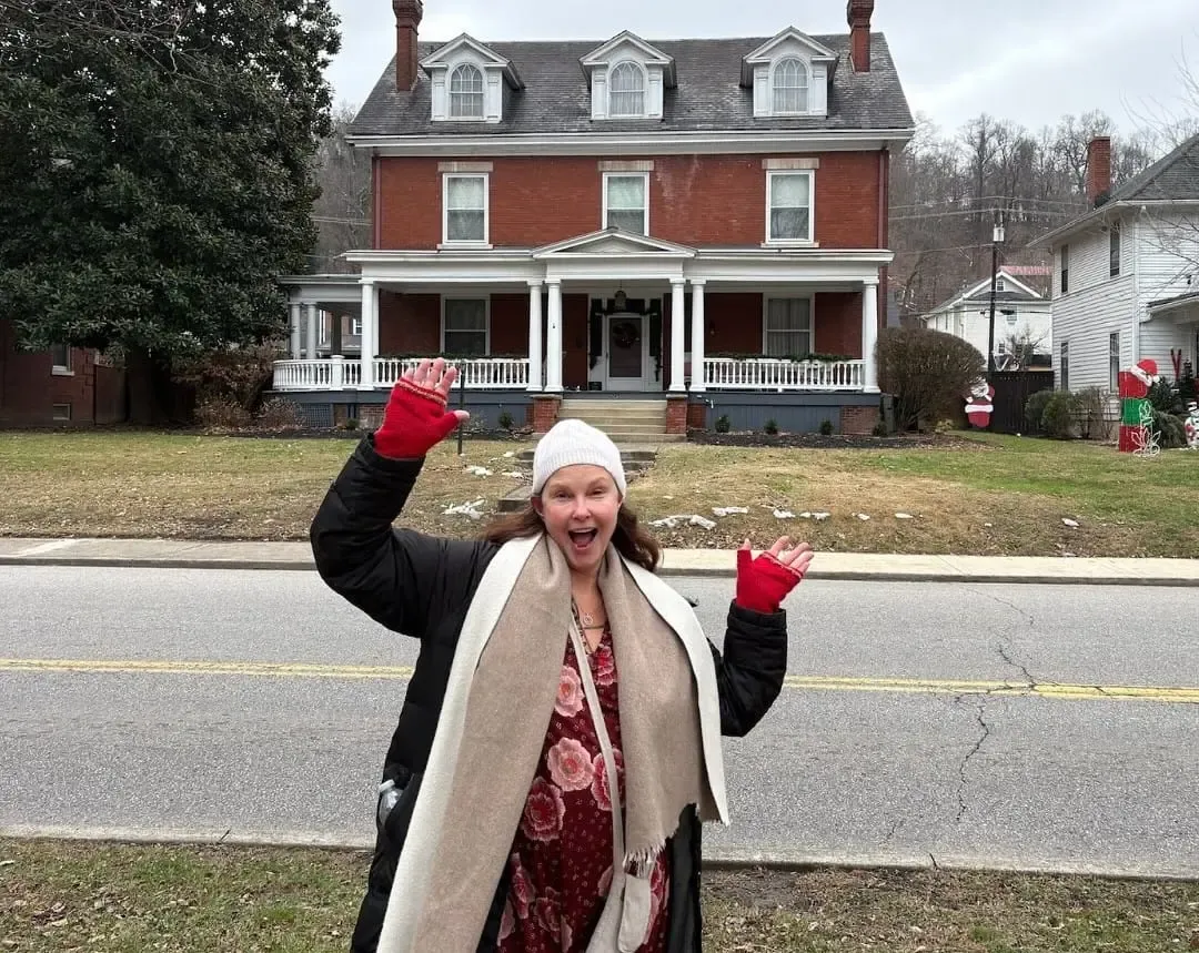 Did Ashley Judd Visit Her Ancestral Home and Share Town History?