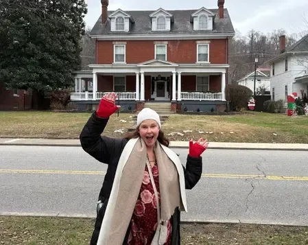 Ashley Judd visits ancestral home, shares the history of her town