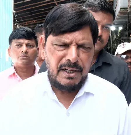 गहलोत के 'भाजपा पर प्रतिबंध' वाले बयान पर आठवले का पलटवार: 'यह लोकतंत्र के खिलाफ है'