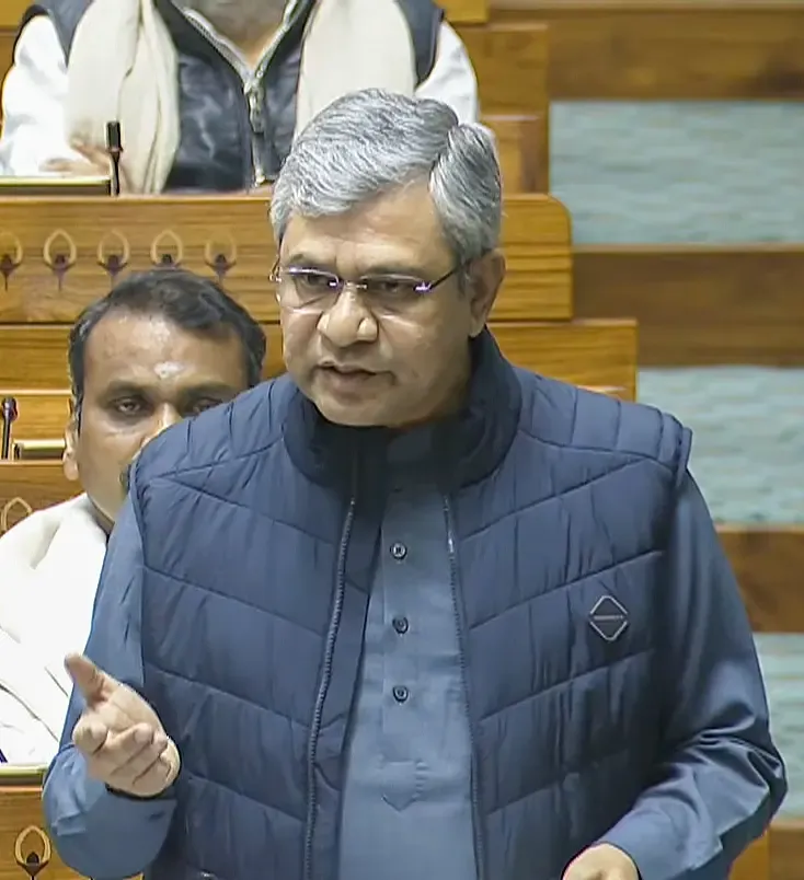 क्या रेलवे स्टेशन पर अब 80 प्रतिशत मेल और एक्सप्रेस ट्रेनें समय पर चल रही हैं? : अश्विनी वैष्णव