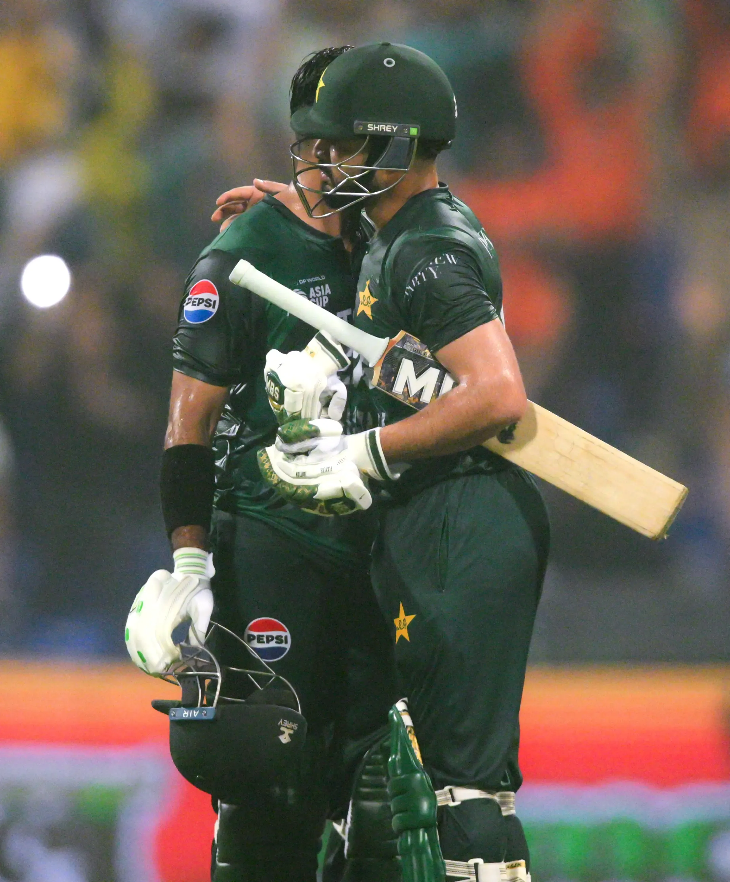How Did Talat and Nawaz Lead Pakistan to Victory Over Sri Lanka?