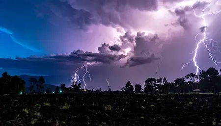 आसमान में क्यों कड़कती है बिजली, जानें क्या है 'रिटर्न स्ट्रोक' 