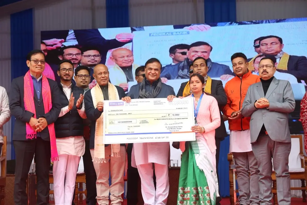 How is Assam CM distributing entrepreneurship fund cheques to women beneficiaries?
