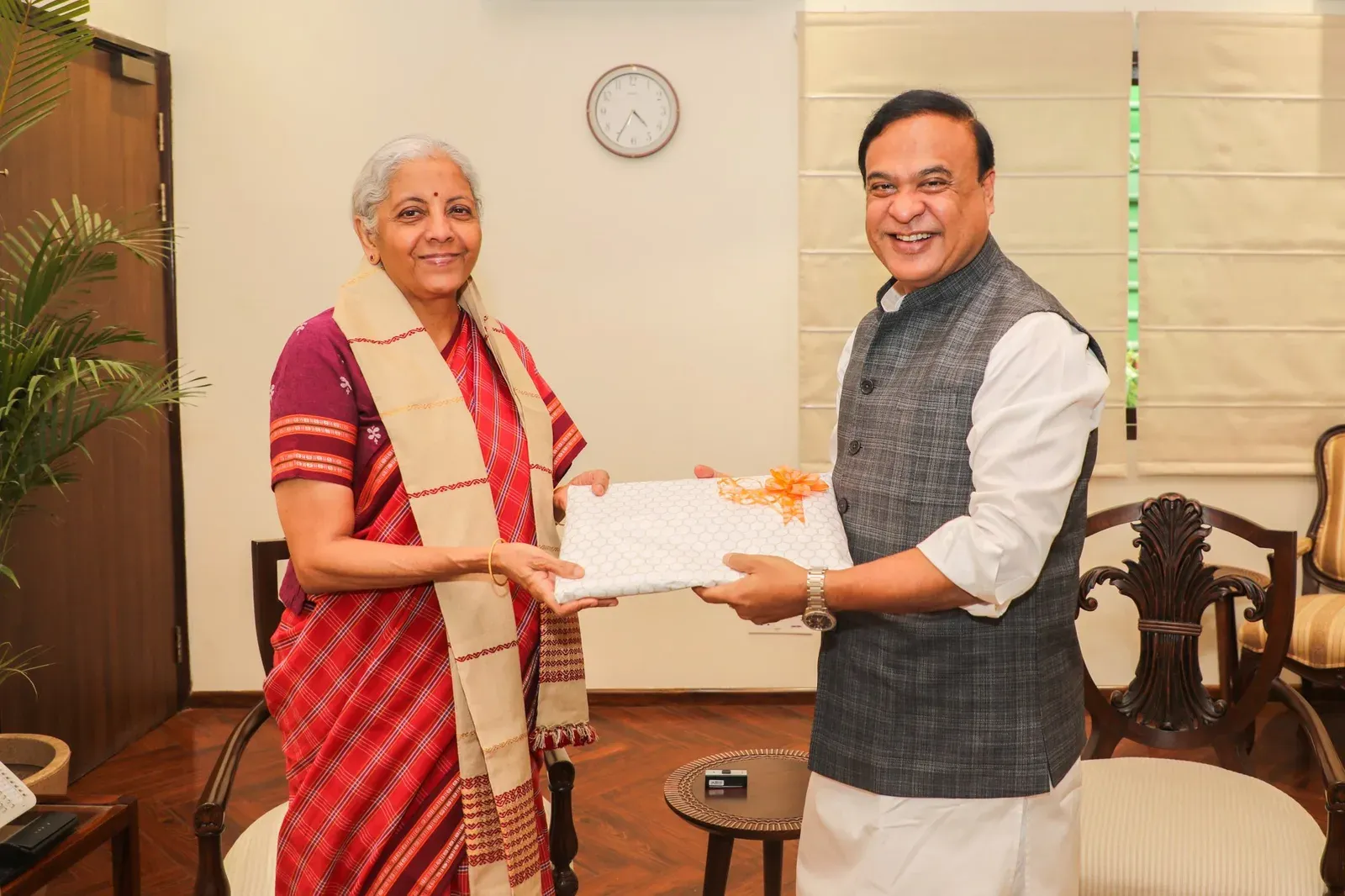 असम CM हिमंता बिस्वा सरमा की वित्त मंत्री निर्मला सीतारमण से मुलाकात, राज्य के विकास रोडमैप पर मंथन