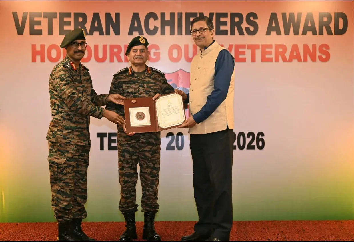आर्मी चीफ जनरल द्विवेदी ने तेजपुर में कर्नल दिव्य शंकर भट्टाचार्य को COAS कमेंडेशन मेडल से नवाज़ा