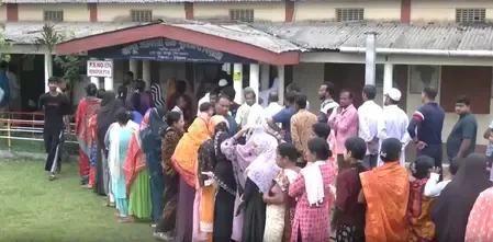 असम में मतदान केंद्रों पर बड़ी संख्या में पहुंचीं महिलाएं, फर्स्ट टाइम वोटर बोले- हमें चाहिए विकास 