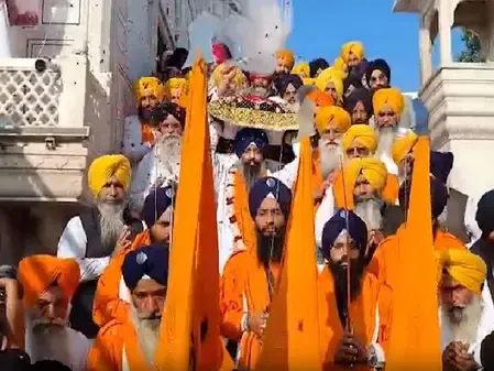 असम से शुरू हुआ पवित्र नगर कीर्तन पहुंचा श्री अकाल तख्त साहिब, पुष्पवर्षा से हुआ स्वागत