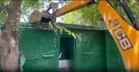 गाजियाबाद: ट्रॉनिका सिटी में ग्रीन बेल्ट पर अवैध मजार ध्वस्त, FIR दर्ज होगी — DCP ग्रामीण