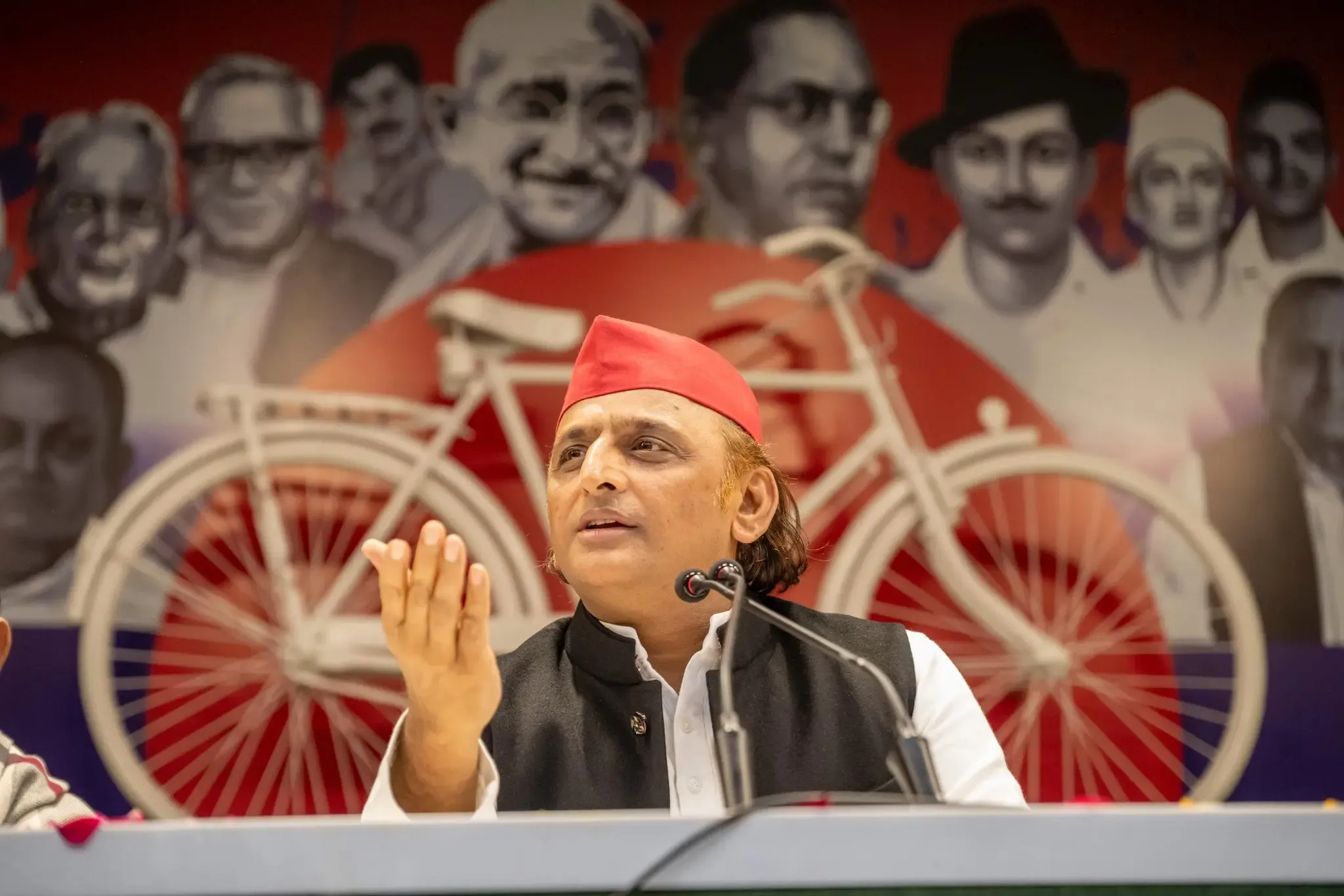 क्या अखिलेश यादव ने अविमुक्तेश्वरानंद प्रकरण को लेकर यूपी सरकार पर निशाना साधा?