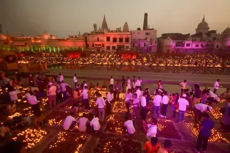 अयोध्या दीपोत्सव में विदेशी मेहमानों का उत्साह, 'जय श्रीराम' के लगाए नारे