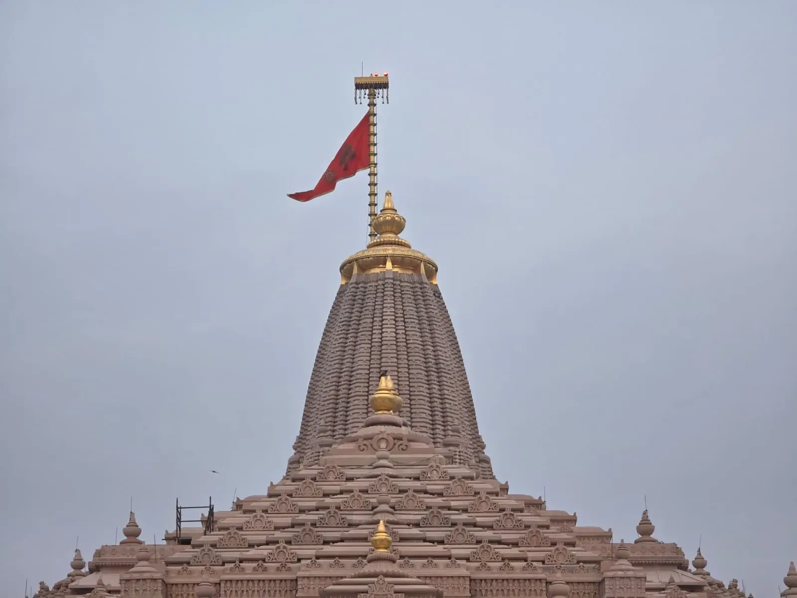 अयोध्या में हिंदू नव वर्ष पर राम मंदिर के शिखर पर नया ध्वज फहराया गया