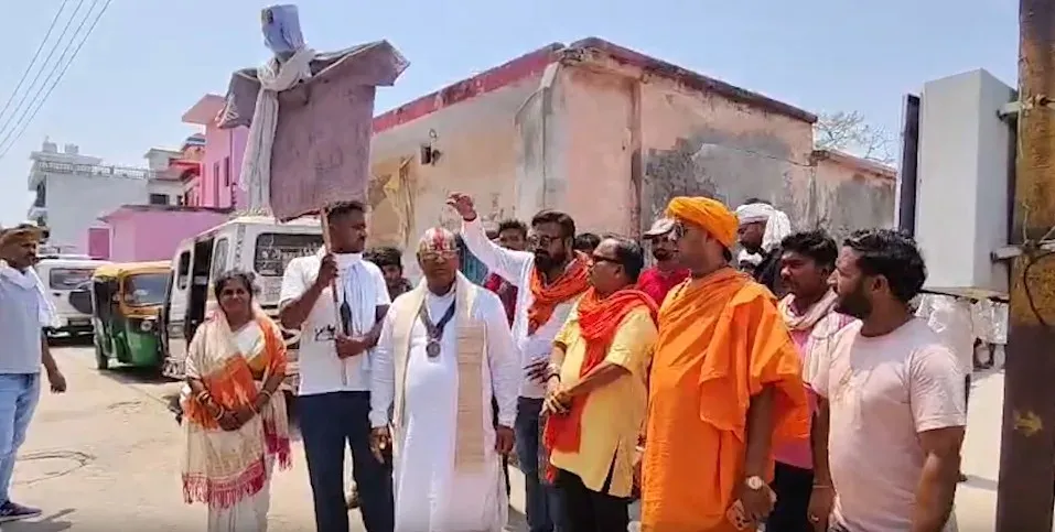 अयोध्या में केजरीवाल के विरोध में 'वापस जाओ' के नारे, साधु-संतों ने पुतला फूंका