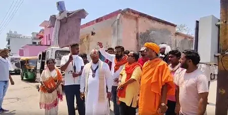 अयोध्या में केजरीवाल के विरोध में 'वापस जाओ' के नारे, साधु-संतों ने पुतला फूंका