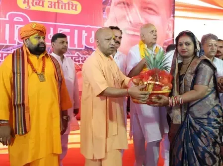 अयोध्या की निषाद बस्ती में मुख्यमंत्री योगी ने मनाई दीपावली, बच्चों को मिठाइयां और उपहार दिए
