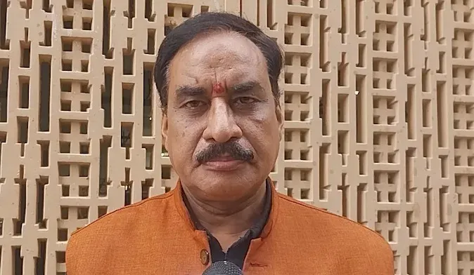 अयोध्या में सावन के दौरान कांग्रेस की 'मछली दावत' पर वीएचपी का तीखा हमला, माफी की मांग