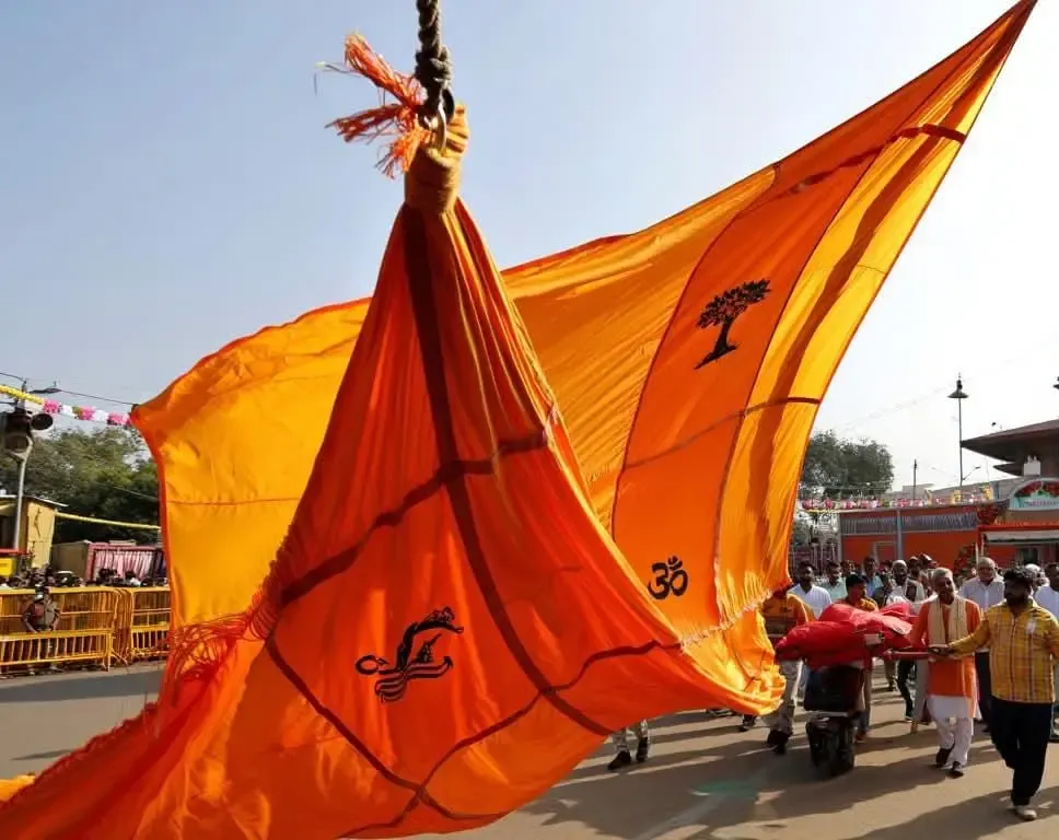 क्या अयोध्या ध्वजारोहण समारोह में 20 फीट के केसरिया धर्म ध्वज की पहली तस्वीर आई है?