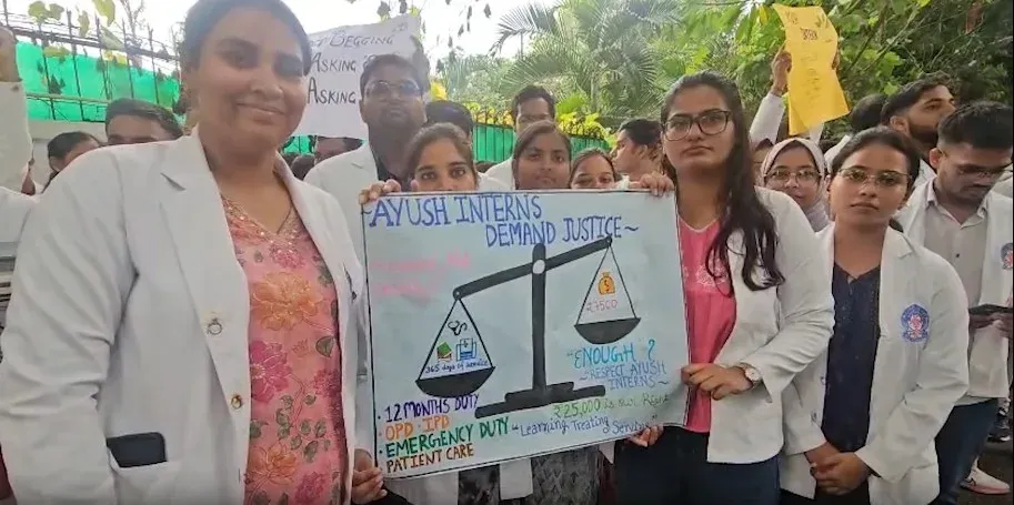 आयुष छात्रों की डिप्टी सीएम ब्रजेश पाठक से माँग: ₹7,500 स्टाइपेंड को ₹25,000 करो, 15 साल से नहीं बढ़ा