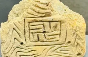अजरबैजान के कांस्य युग के अवशेषों पर स्वास्तिक चिह्न, भारतीय दूतावास ने बताया प्राचीन सांस्कृतिक संपर्क का प्रमाण
