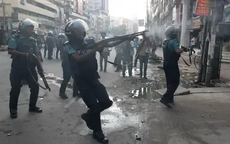 बांग्लादेश में छात्रों और पुलिस के बीच झड़प में 10 लोग घायल